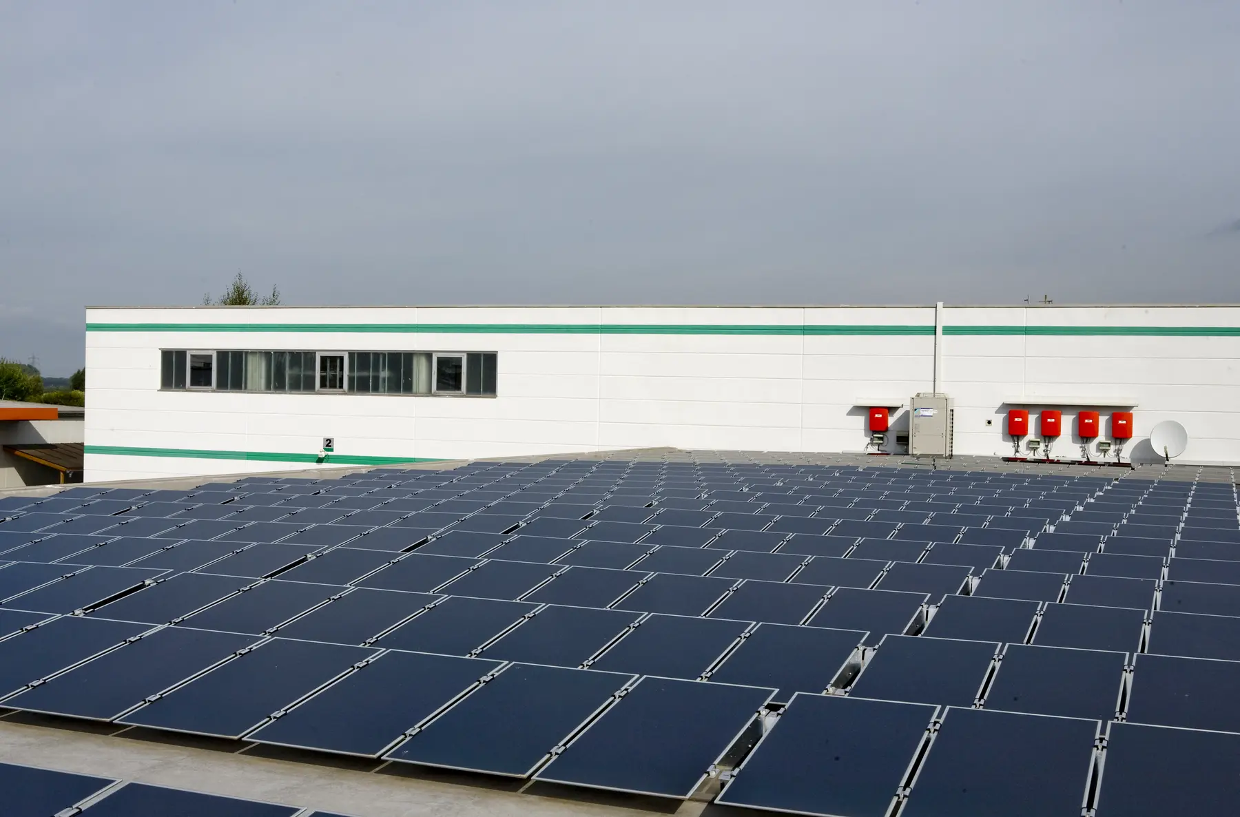 Photovoltaikanlage auf dem Dach einer gewerblich genutzten Immobilie