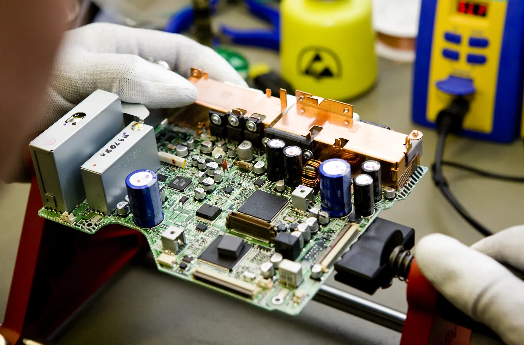 Präzisionsarbeit an einer elektronischen Baugruppe im früheren technischen Unternehmensbereich